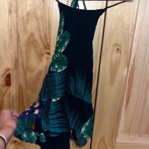 very cute flowy tank top. ties around the neck. backless.